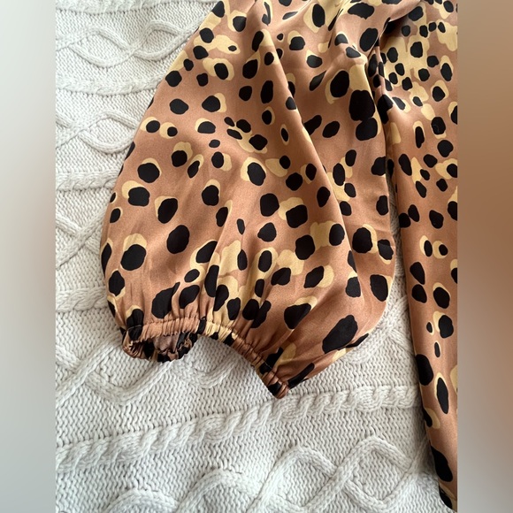 DR2 Designer Satin Tan and Black Pattern Print Blouse Women’s Size Large - Picture 12 of 16